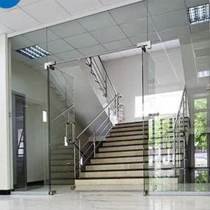 Gler að framan dyrnar